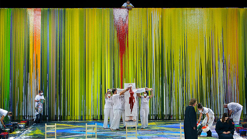 Klaus Florian Vogt (Siegmund, vorne l) und Irene Theorin (Brünnhilde, vorne r) stehen auf der Bühne, während im Hintergrund Malassistenten des österreichischen Aktionskünstlers Hermann Nitsch Farbe verschütten. Klaus Florian Vogt (Siegmund, vorne l) und Irene Theorin (Brünnhilde, vorne r) stehen auf der Bühne, während im Hintergrund Malassistenten des österreichischen Aktionskünstlers Hermann Nitsch Farbe verschütten.