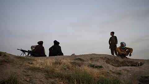 Kämpfer der Taliban versammeln sich in der Nähe des Sakhi Shah-e Mardan-Schreins in Kabul.