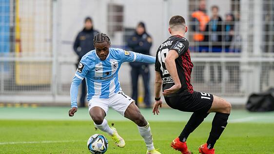 Der neue blaue Wirbelwind: Abdenego Nankishi (l.) lässt seine Gegenspieler oftmals ins Leere laufen, wir hier Ingolstadts Mladen Cvjetinovic.