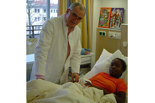 Erler Klinik-Chef Klaus Dieter Haselhuhn mit seiner Patientin Rita.