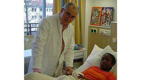 Erler Klinik-Chef Klaus Dieter Haselhuhn mit seiner Patientin Rita. Erler Klinik-Chef Klaus Dieter Haselhuhn mit seiner Patientin Rita.