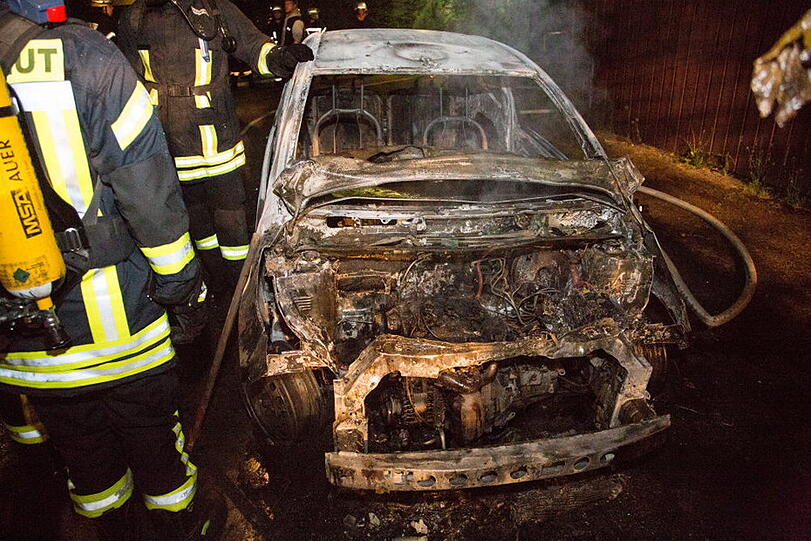 Aus bislang ungeklärter Ursache ging in Traunreut ein Kleinwagen in Flammen auf und brannte komplett aus.