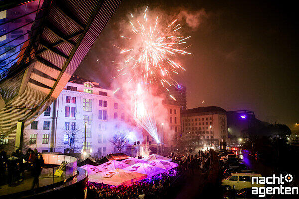 Auch im Neuraum wurde auf 2016 angestoßen. Dazu gab es um 0:00 Uhr ein großes Feuerwerk vor dem Club.