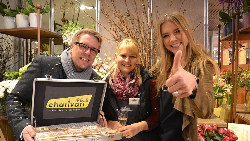 Carina machte am Mittwochfrüh alles richtig. Als das Telefon klingelte, meldete sich die junge Kraillingerin mit: "Ich höre 95.5 Charivari". Damit räumte sie 10.000 Euro ab. Die Bilder von der Geldübergabe!