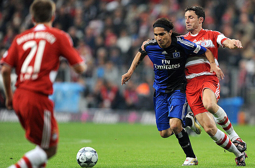 Saison 2008/09: Mark van Bommel (r.) im Zweikampf mit Hamburgs Paolo Guerrero. Das Spiel endet 2:2-Unentschieden.