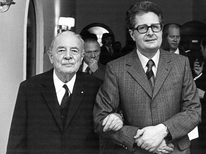 Der deutsche Jurist und Politiker Professor Wilhelm Hoegner (links), mit dem SPD-Landesvorsitzenden Hans-Jochen Vogel (rechts) am 23. September 1972 in München bei einem Empfang zu seinem 85. Geburtstag. Sein Urenkel Ludwig Hoegner erzählt aus dem Leben des Politikers.