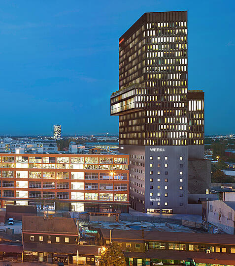 Auf dem massiven Siloturm entsteht der neue Hotelbau. Insgesamt ist das Gebäude dann fast 90 Meter hoch. Die Bilder.