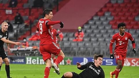 Robert Lewandowski (M) brachte Bayern mit seinem 71. K&ouml;nigsklassen-Tor in F&uuml;hrung.
