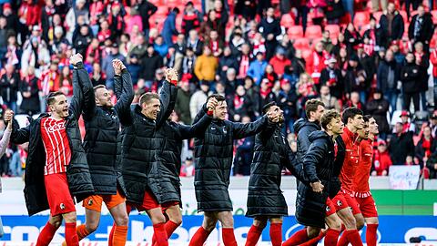 Freiburgs Mannschaft bedankt sich nach dem Spiel bei den Fans für die Unterstützung.