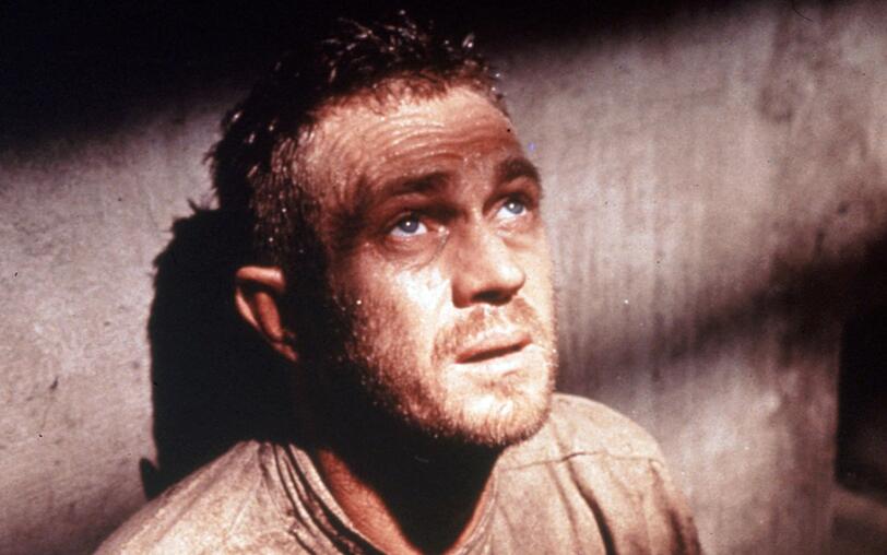 Nach einem gescheiterten Fluchtversuch schmachtet Henri Charri&egrave;re alias Papillon (Steve McQueen) jahrelang in finsterer Einzelhaft.