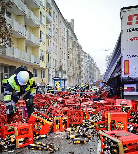Mitten im Glockenbachviertel: Während der Fahrt bricht am Donnerstagmorgen die Seitenwand eines Lkws durch. Etliche Bierkisten und -flaschen landen auf der Straße - die Feuerwehr hat einiges zu tun.