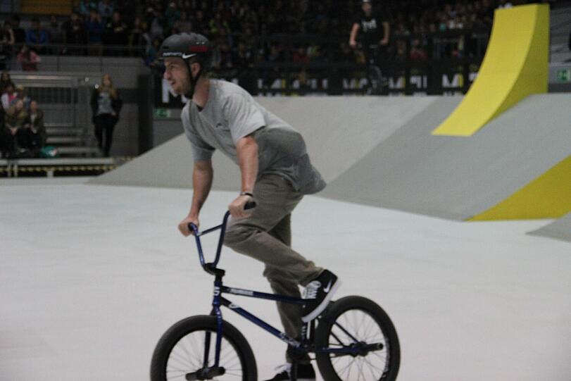 Contest-Teilnehmer üben in der Olympia-Eissporthalle.