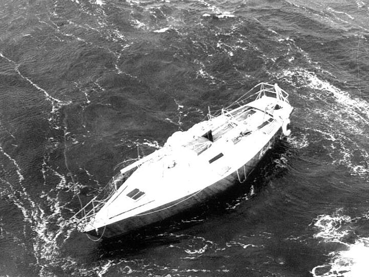 Das verlassen im Meer vor der irischen Südküste treibende Wrack der Jacht "Ariadne" am 14. August 1979.