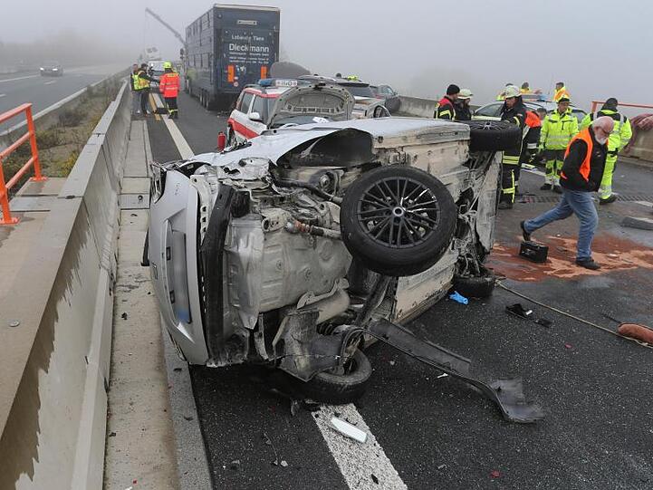 Dass bei diesem Horrorunfall niemand ums Lben kam, grenzt an ein Wunder.