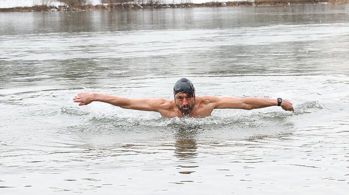 Sehr dynamisch sieht das aus, wenn Mike Schmieder durch den Lerchenauer See schwimmt. Sein Körper habe sich an die Kälte gewöhnt, sagt er.