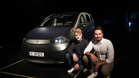 Stolze, hartnäckige Gründer aus Pullach: Jona Christians und Laurin Hahn von Sono Motors, vor ihrem fast serienreifen E-Auto-Prototyp Sono Sion.