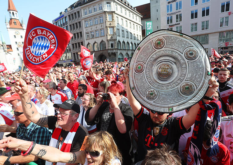 Fans des FC Bayern München warten auf dem Marienplatz auf die Mannschaften. Die Männer des FC Bayern München sind zum elften Mal in Serie deutscher Fußball-Meister, die Fußballerinnen des FC Bayern haben sich ihren fünften deutschen Meistertitel gesichert.
