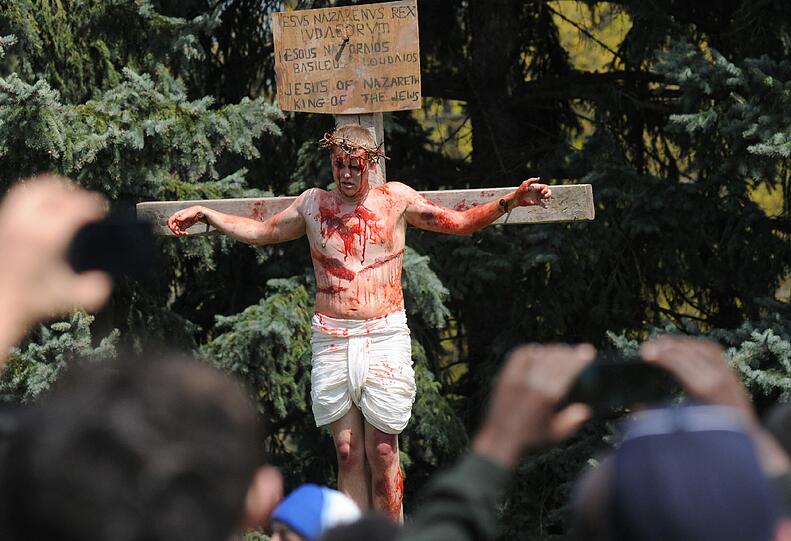 Jesus alsi David Macomber wird während des jählichen Oster Passionsspiel an der Andrews Universität in Berrin Springs, Michigan, gekreuzigt.