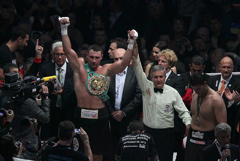 Genug Blut-Boxen: Der Ringrichter reißt Klitschkos Arm in die Höhe - der Meister siegt erneut.