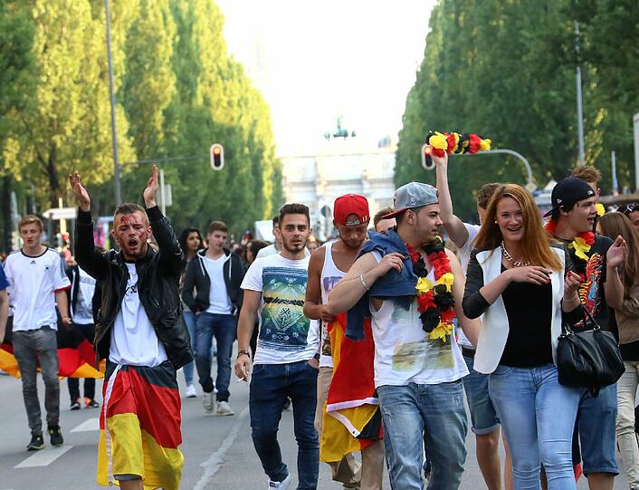 Nach dem Spiel ist die Feiermeile vollständig von Fußballfans besetzt.