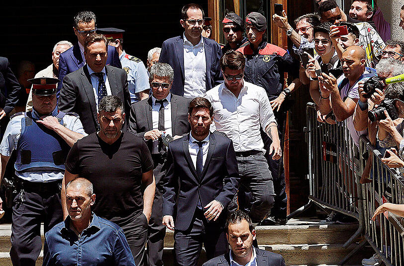 Lionel Messi verlässt am Donnerstag mit Gefolge den Justizpalast in Barcelona.