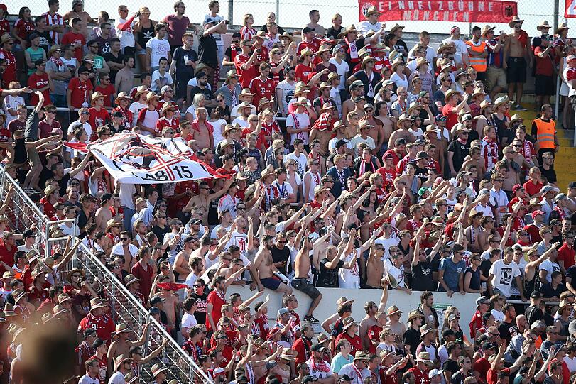 Hitzige Szene abseits und auf dem Platz