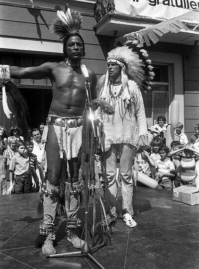 Ein Indianer aus den USA spricht.