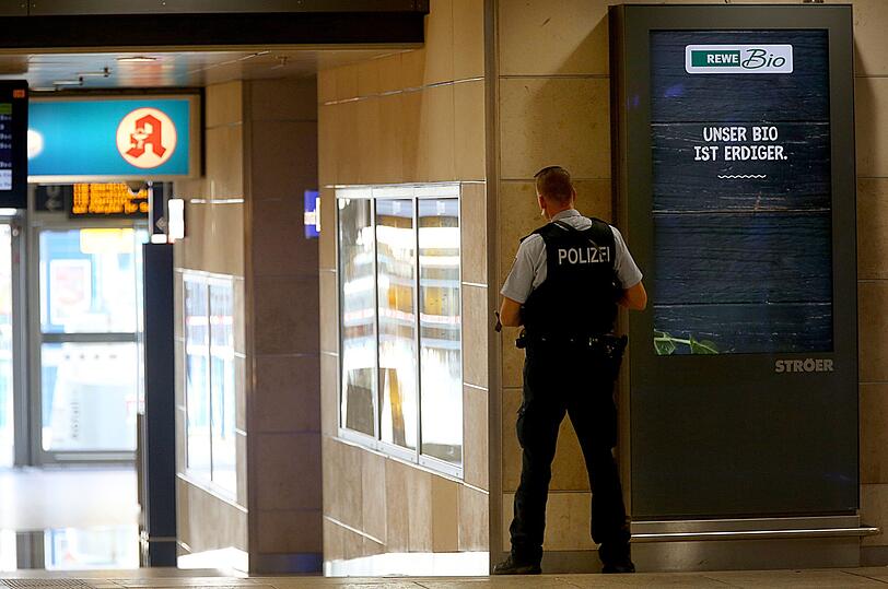 In einer Apotheke im Kölner Hauptbahnhof hat es eine Geiselnahme gegeben. Einsatzkräfte sind mit starken Kräften am Tatort.