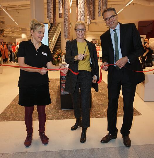 V.l. Filialleiterin Cordula Schuster-Wolff, Nina Hugendubel und Maximilian Hugendubel eröffnen die neu gestaltete Filiale.