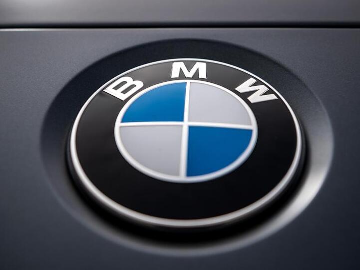 Das Logo des Autoherstellers BMW prangt auf einem Fahrzeug. Foto: Sina Schuldt/Archivbild