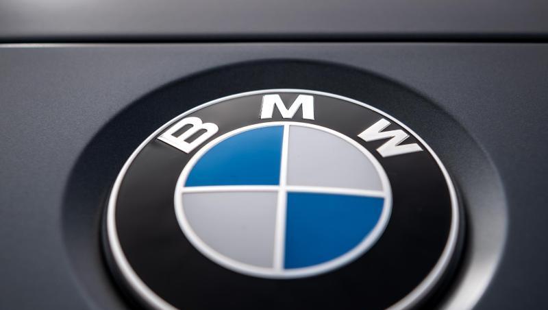 Das Logo des Autoherstellers BMW prangt auf einem Fahrzeug. Foto: Sina Schuldt/Archivbild Das Logo des Autoherstellers BMW prangt auf einem Fahrzeug. Foto: Sina Schuldt/Archivbild
