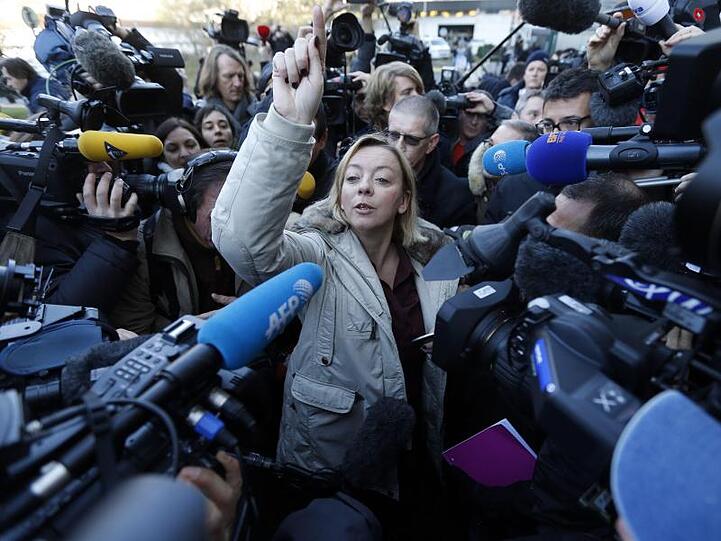 Schumacher-Managerin Sabine Kehm beantwortet vor der Universitätsklinik in Grenoble zum Gesundheitszustand von Michael Schumacher.