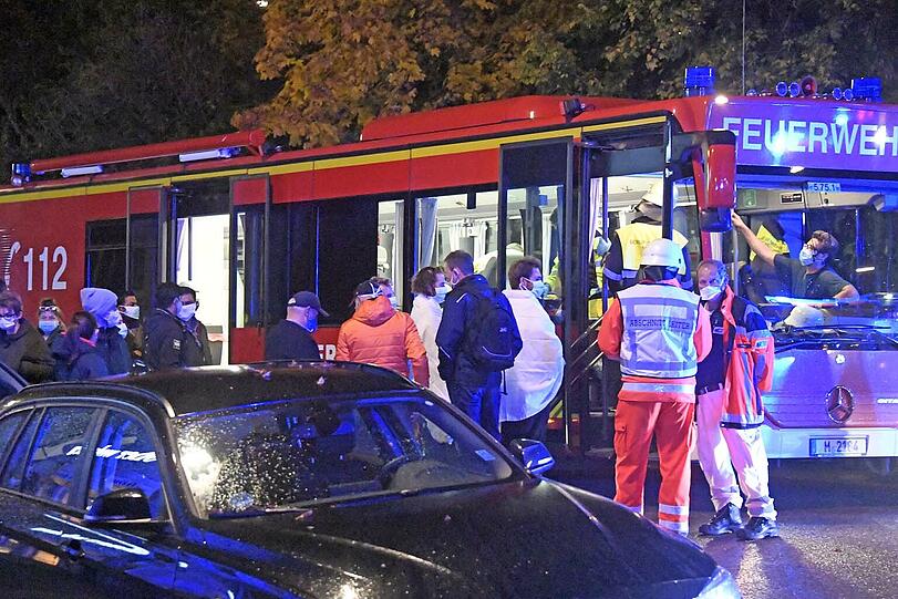 Der Kellerbrand in der Karwendelstraße hielt die Feuerwehr stundenlang in Atem. Bilder vom Einsatz am Samstagabend.