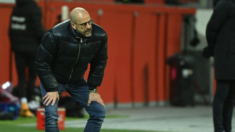 Trainer Peter Bosz von Bayer Leverkusen reagiert an der Seitenlinie.