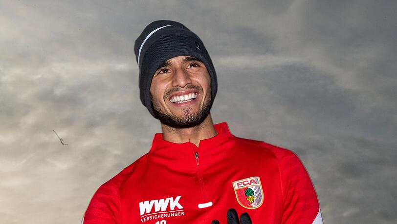Ricardo Pepi lacht auf dem Trainigsgelände des FC Augsburg bei der WWK-Arena.
