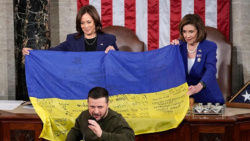 Selenskyj überreichte dem Kongress eine ukrainische Flagge, die von den Frontsoldaten in Bachmut signiert wurde.