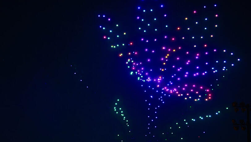 Magie am Nachthimmel gibt es bei der DroneArt Show. Magie am Nachthimmel gibt es bei der DroneArt Show.
