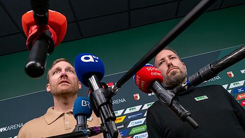 Sportdirektor Benni Weber (l) und Geschäftsführer Michael Ströll (r) erklären den Trainerwechsel beim FC Augsburg. Sportdirektor Benni Weber (l) und Geschäftsführer Michael Ströll (r) erklären den Trainerwechsel beim FC Augsburg.