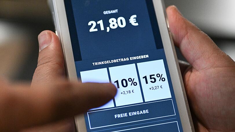 Welches Feld auf der Anzeige tippt man f&uuml;rs Trinkgeld im Restaurant an? (Symbolbild)