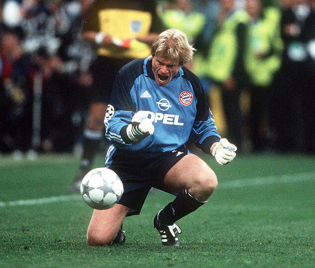 Oliver Kahn hält im entscheidenden Elfmeterschießen überragend.