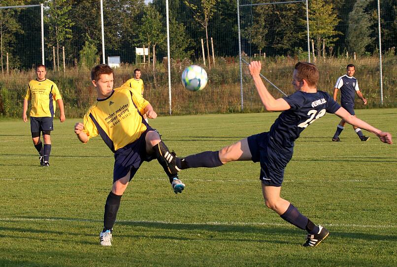 Zwei Spieler von Veuve Tricot (in blau) und Hellas Corona FC im Duell.