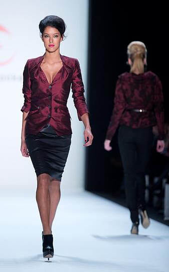 Heidis Mädel im Spotlight: Model Rebecca Mir läuft für Modeschöpferin Anja Gockel auf der Fashion Show in Berlin. Bei "Germany's Next Top Model" begann ihre Karriere.