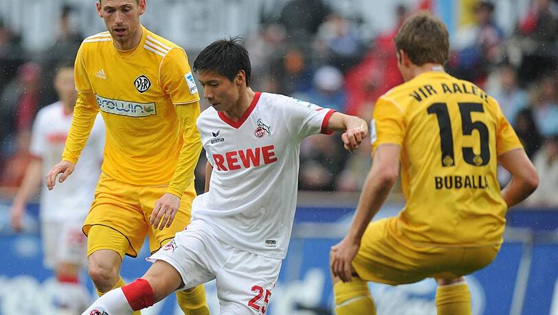 Kölns Kazuki Nagasawa (M) und Aalens Daniel Buballa (r) kämpfen um den Ball. Kölns Kazuki Nagasawa (M) und Aalens Daniel Buballa (r) kämpfen um den Ball.
