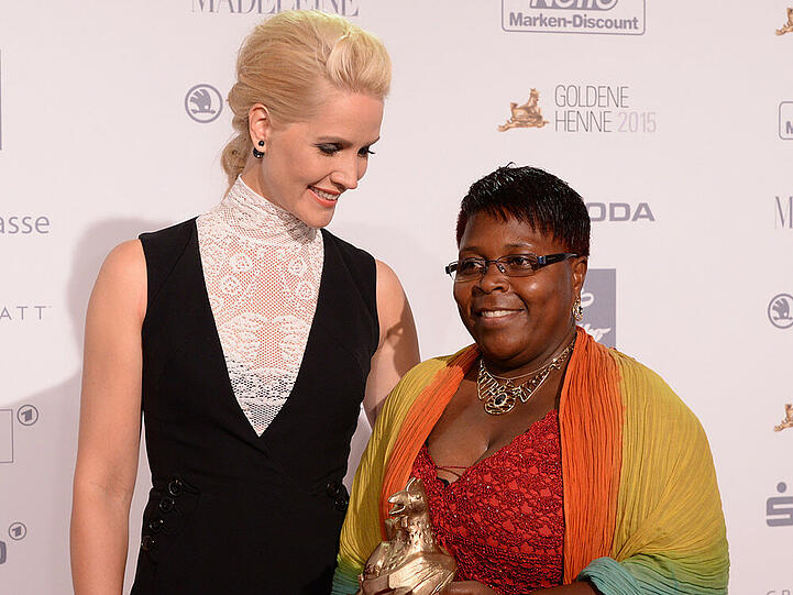 TV-Frau Judith Rakers und "Goldene Henne"-Gewinnerin Juliana Gombe aus Angola