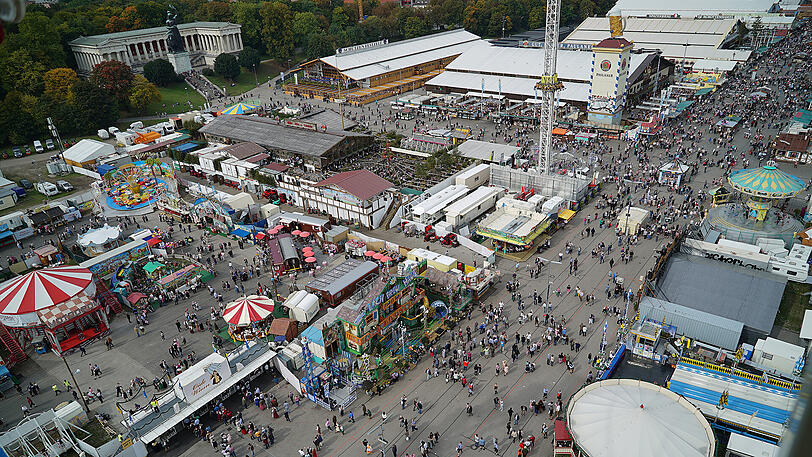 Den perfekten Überblick über die Theresienwiese und München: Mit dem Riesenrad auf der Wiesn geht's bis zu 50 Meter in die Höhe. Luftige Impressionen gibt's hier zum Durchklicken.