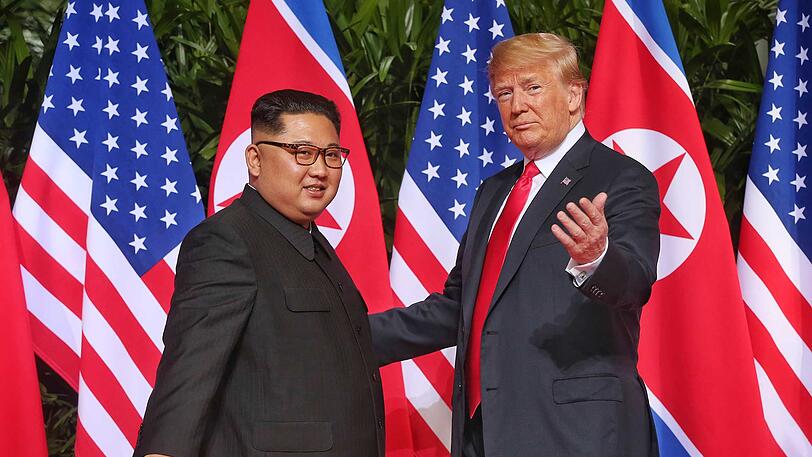 "Raketenmann" (li.) und "seniler Greis" vereint in Singapur: Kim Jong Un und Donald Trump bei ihrem historischen Treffen.