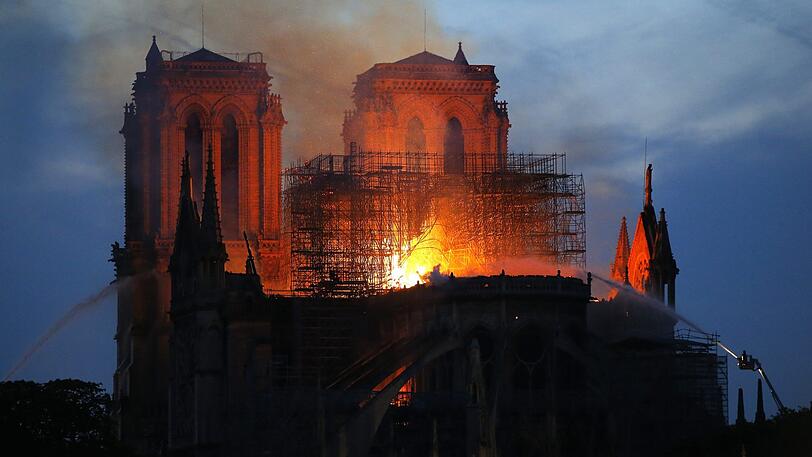 Die weltberühmte Kathedrale Notre Dame de Paris steht in Flammen.