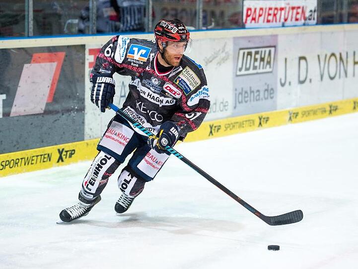 Chad Bassen spielt den Puck für die Iserlohn Roosters am 24.03.2016. Foto: Marius Becker/Archiv