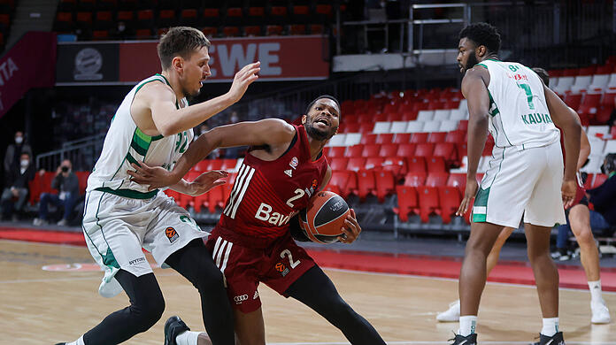Bayern-Spieler Corey Walden im Zweikampf mit Mantas Kalnietis von Zalgiris Kaunas.
