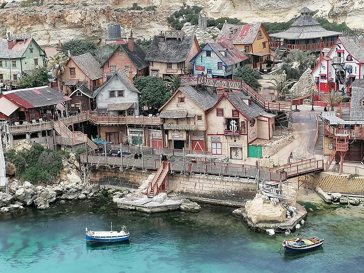 Nostalgie: Die Kulisse von "Popeye" steht auf Malta seit 1979. Die Aussicht aufs türkise Wasser ist bezaubernd, das Set amüsant.